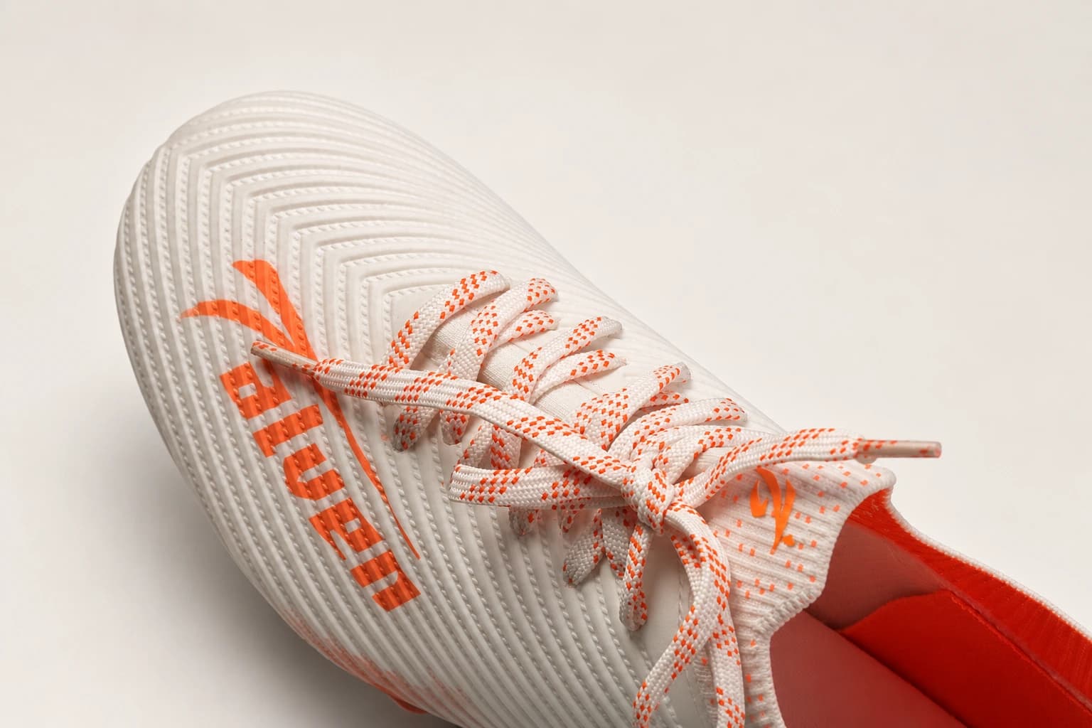 Close-up of the speckled peach laces and ribbed knit upper.