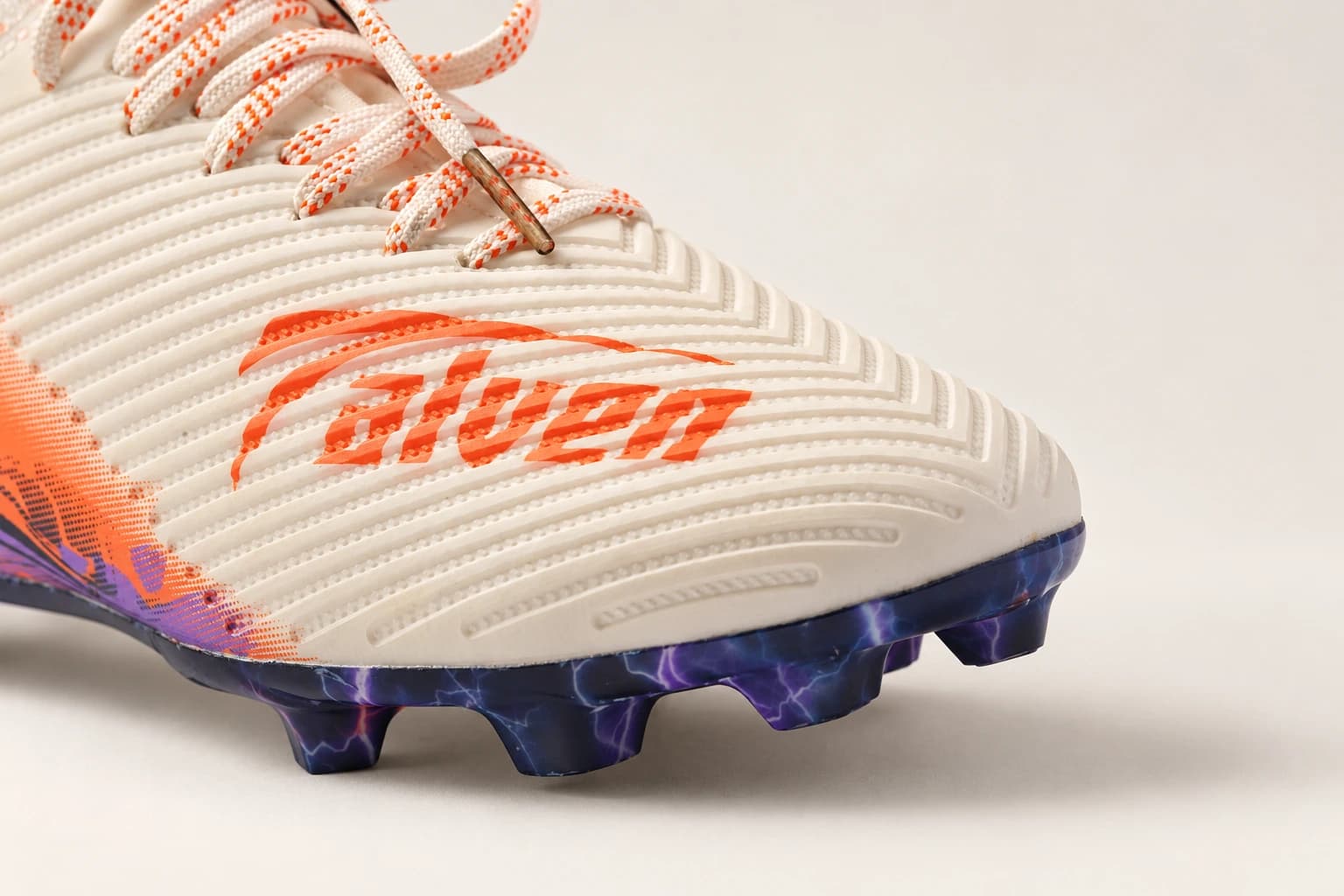 Close-up of the Stravion White ribbed forefoot with the orange Talven wordmark.